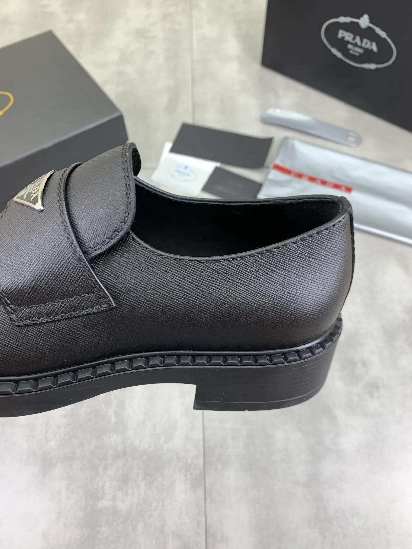 Factory price P800 💰Original quality, top version🔱 ＰＲＡＤＡPrada. Men's business casual leather shoes, top quality cow leather. 1:1 shipment ⬆️Luxurious and noble, all made of imported original first-layer fine suede cowhide, just to create a more comfortable wearing experience. Upper: original comfortable open-edge bead-rubbed calfskin ➕Top imported water-dyed full cow lining, original high-end lightweight and comfortable TPU combination bottom ✔️Code number: 39-44 (38 45 Can be customized)
